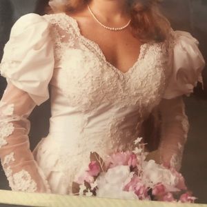 Wedding dress from 1984. Pearls, ivory color. Always kept in box. Hat included.